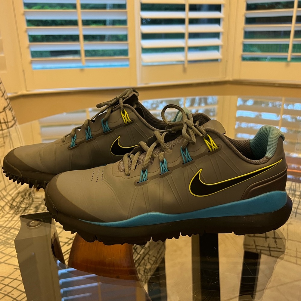 Tiger Woods TW14 Nike Golf Shoes w/Spikes